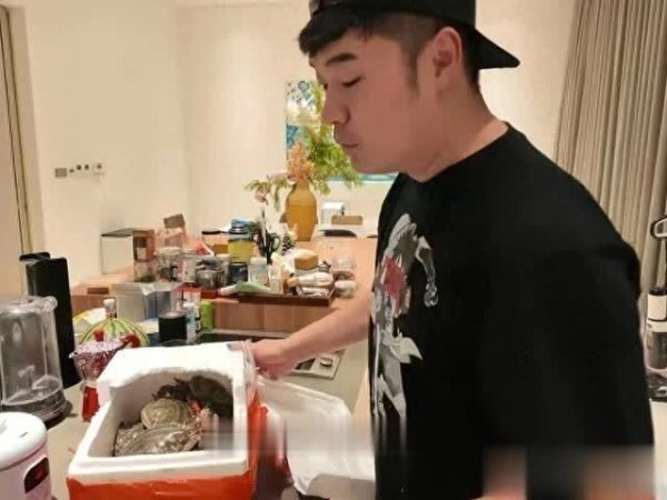 正规股票配资官网网址 陈赫给41岁老婆张子萱做丹东螃蟹，素颜她粘着老公鼻子显大